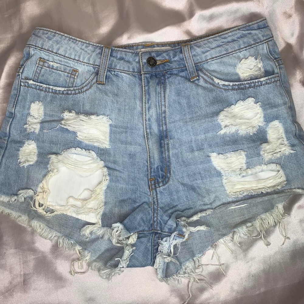 Light-wash Ripped Denim Shorts 💧